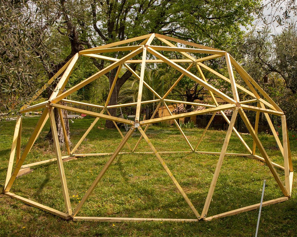 Dôme géodésique en bois assemblé avec des connecteurs DOMESTAR